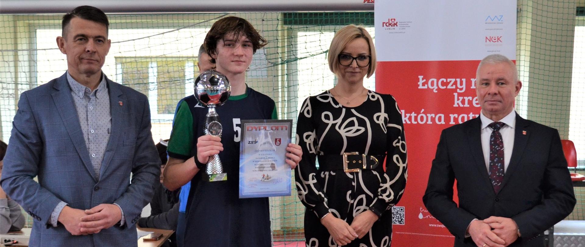 Wręczenie pucharu i dyplomu za zajęcie I miejsca w turnieju