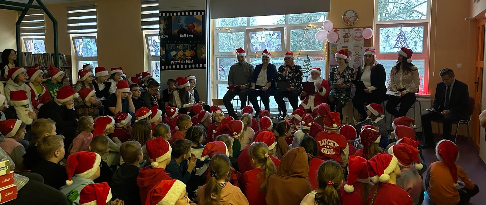 Mikołajkowe czytanie w szkole w Stróżewie