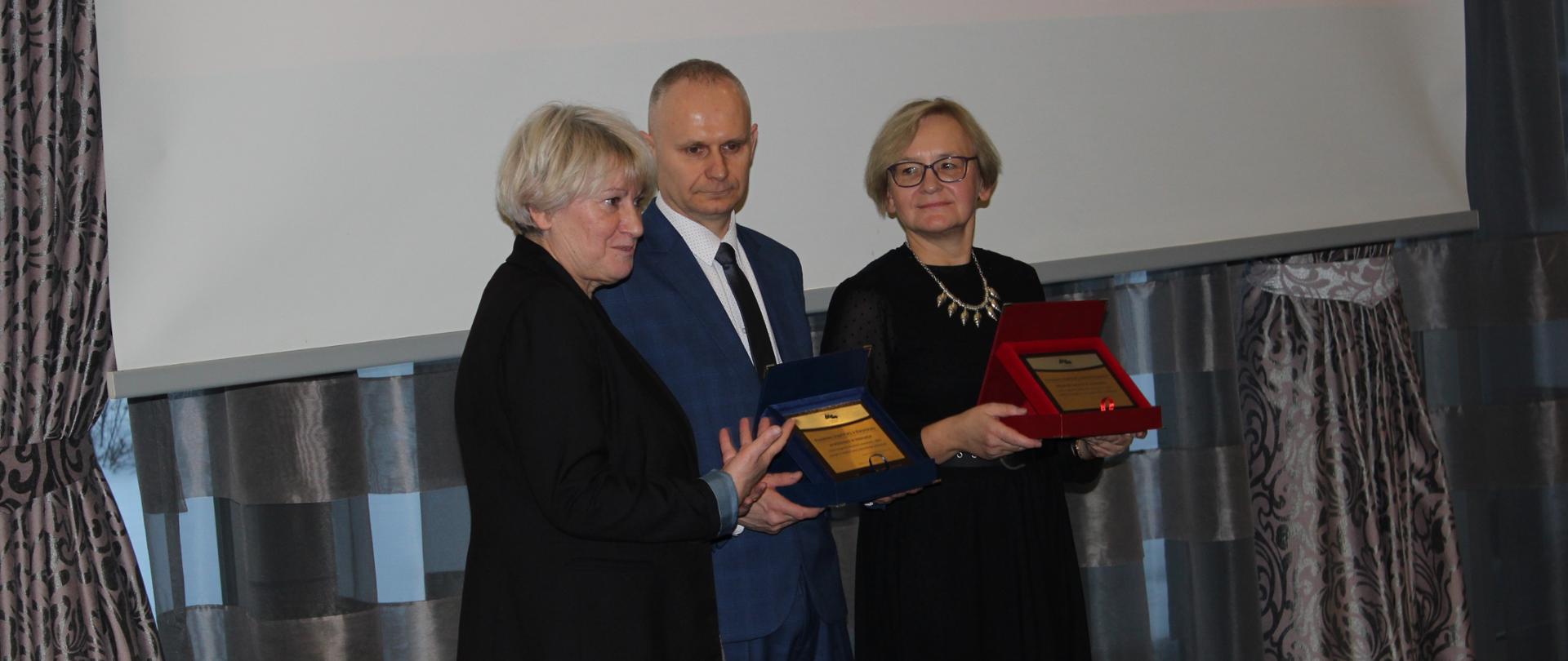 Dyrektor Powiatowego Urzędu Pracy Beata Dawidziuk z główną nagrodą w konkursie 