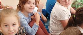 Dzieci słuchają wykładu przedstawicielek Policji