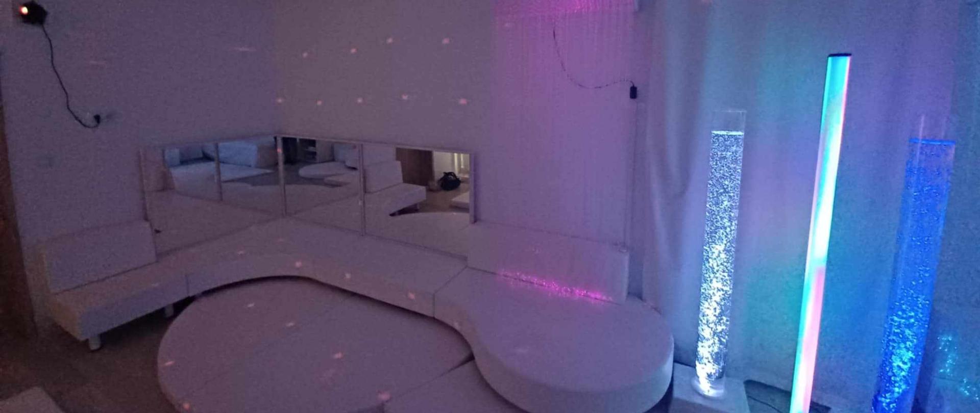 Sala doświadczania świata - zdjęcie przedstawia wyposażenie sali, efekty świetlne, które są tam zamontowane