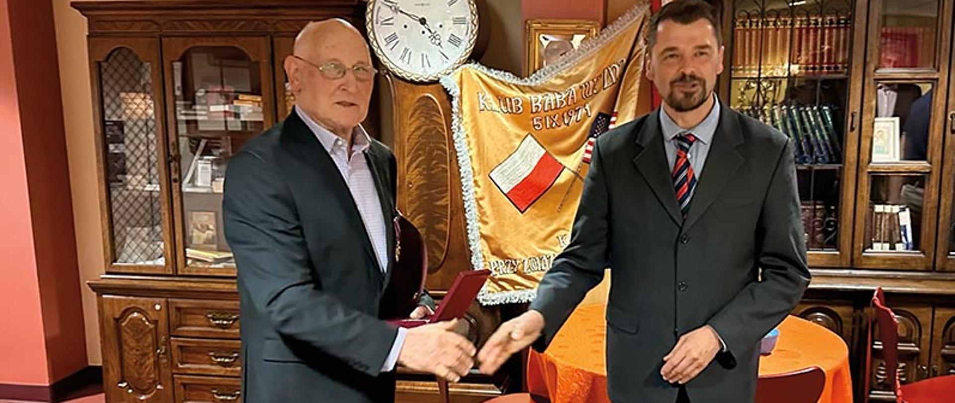 Zdjęcie przedstawia sekretarza gminy Raba Wyżna pana Roberta Migla wręczającego medal pamiątkowy panu Stanisławowi Grochal w Chicago. 