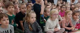 Dzieci oglądają spektakl