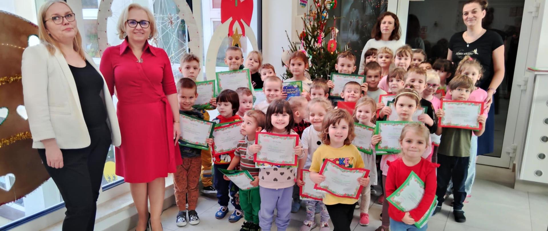 Wspólne zdjęcie dzieci, dyrekcji i nauczycielek