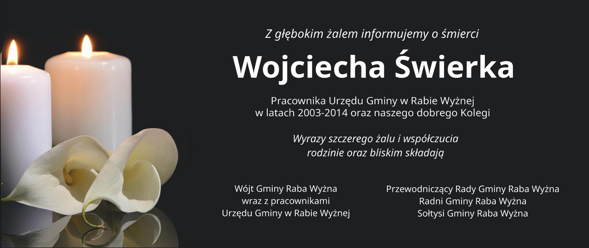Czarny plakat z kondolencjami, po lewej białe dwie świece i kwiaty, po prawej tekst informujący o śmierci byłego pracownika Urzędu gminy. 