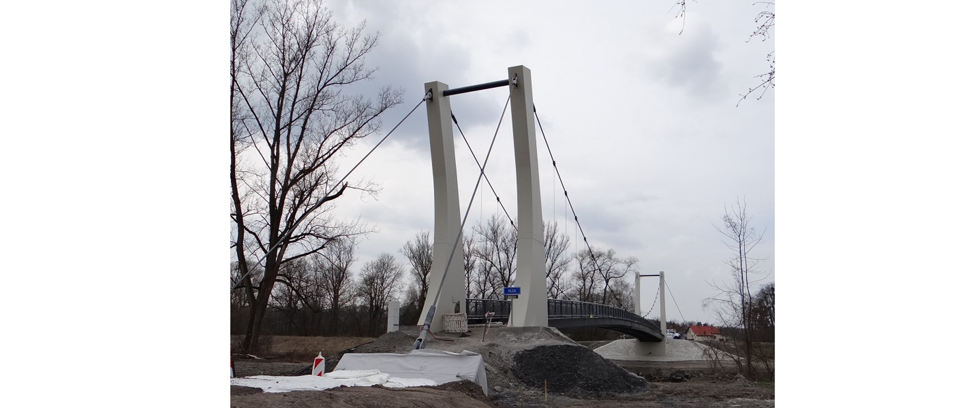 Pieszo-rowerowa kładka przez Olzę pomiędzy Pogwizdowem a Karwiną-Łąkami. Betonowo-stalowy obiekt wznosi się nad rzeką, spinając oba brzegi