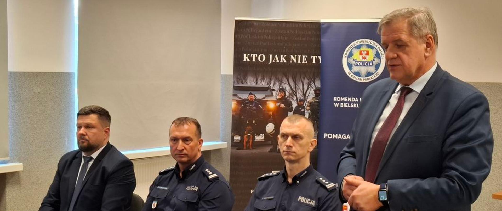Bielscy policjanci podsumowali 2024 rok. Starosta bielski Sławomir Jerzy Snarski na odprawie w Komendzie Powiatowej Policji w Bielsku Podlaskim
