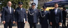 Burmistrz Konstantynowa Łódzkiego oraz awansowani funkcjonariusze Komisariatu Policji w Konstantynowie Łódzkim pozują do wspólnego zdjęcia podczas Powiatowych Obchodów Święta Policji.