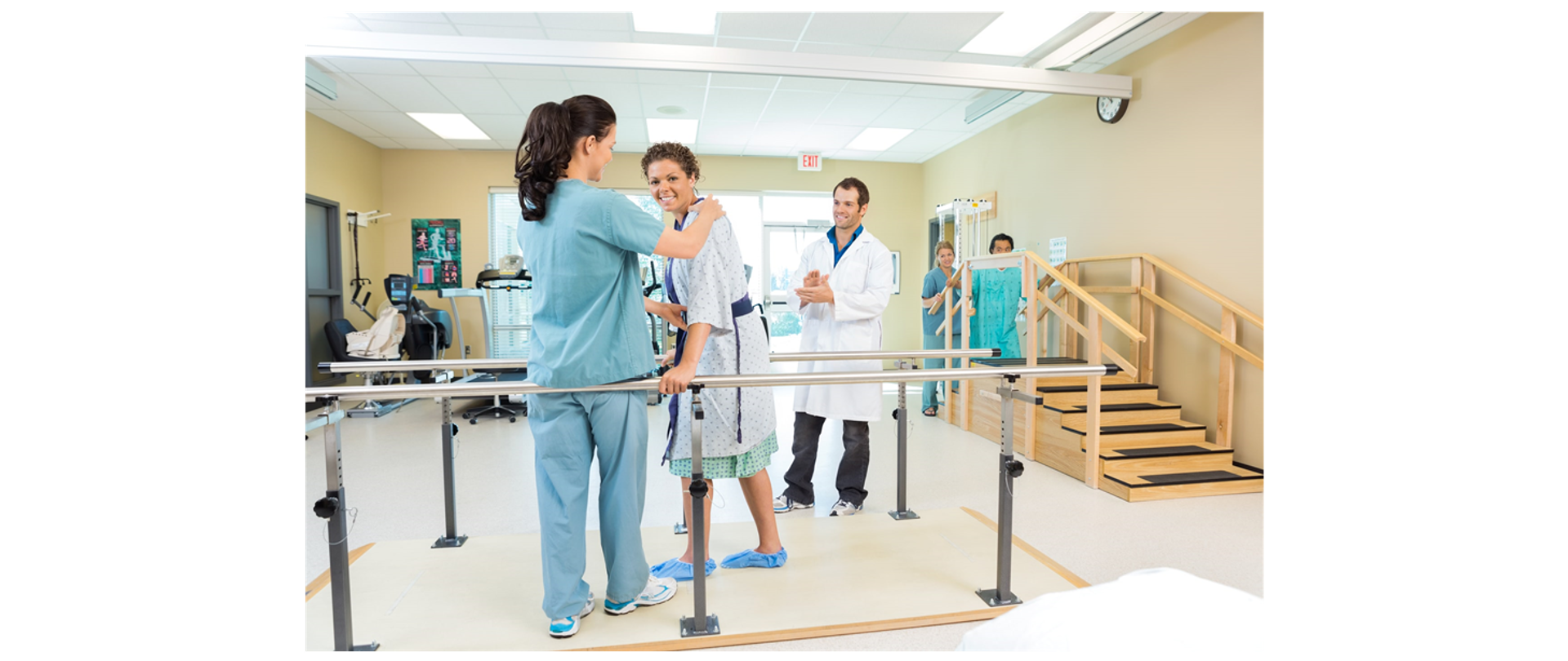 Centra Rehabilitacji Rolników KRUS wznawiają działalność - zdjęcie przedstawia rehabilitanta i osobę podczas ćwiczeń