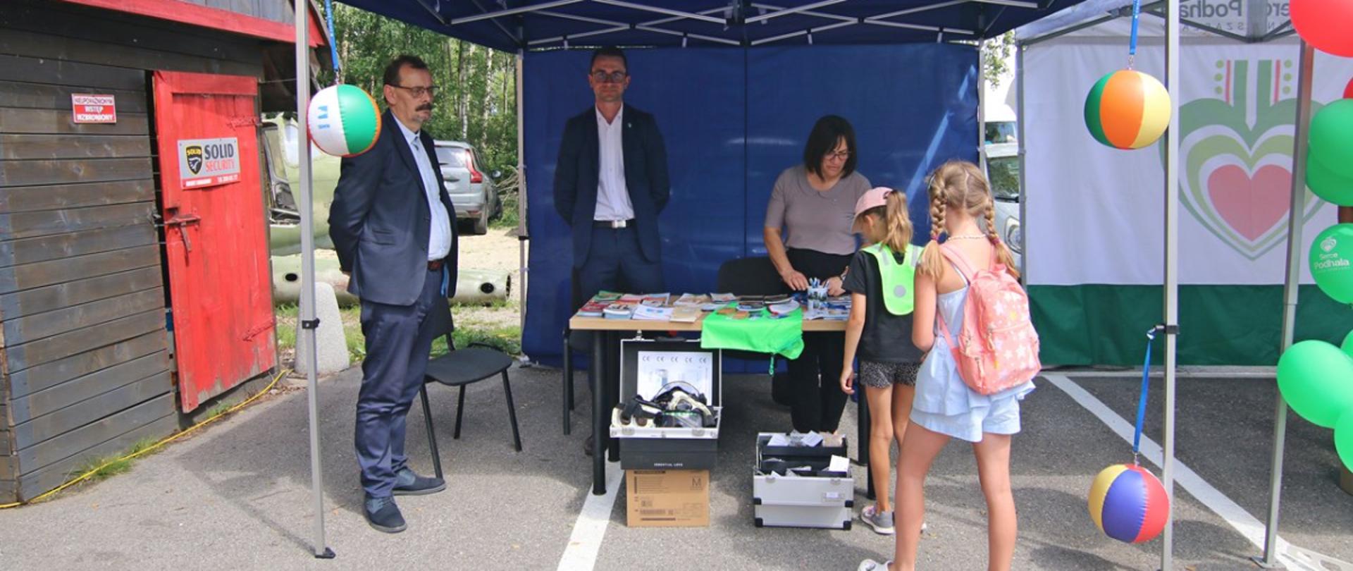 Stoisko z Urzędu gminy na którym można było zapoznać się z działaniem Alko-gogli i Narko-gogli, zobaczyć walizkę profilaktyczną, a także otrzymać ulotki informacyjne oraz materiały promocyjne dotyczące działalności profilaktycznej Gminy Raba Wyżna.