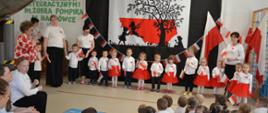 Apel z okazji Święta Niepodległości - przedszkolaki prezentują recital przed rówieśnikami i nauczycielkami