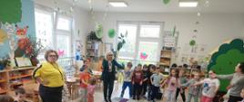 Wspólne zabawy dzieci z nauczycielkami i dyrekcją