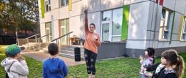 Jesienne zabawy podczas pikniku w wykonaniu dzieci