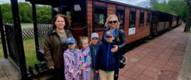 Przedszkolaki wraz z wychowawcą i Panią Dyrektor pozują do zdjęcia przy kolejce wąskotorowej