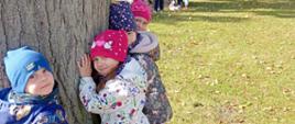 Dzieci przytulają drzewa