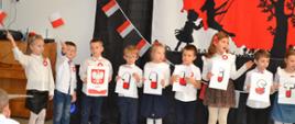 Apel z okazji Święta Niepodległości - przedszkolaki prezentują recital przed rówieśnikami i nauczycielkami