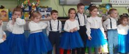 Rodzice z dziećmi prezentują warsztatów