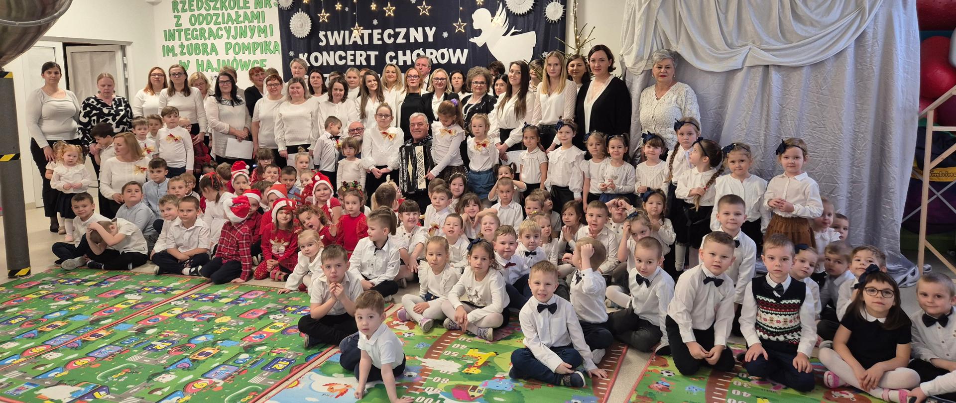 Wspólna zdjęcie uczestników kolędowania