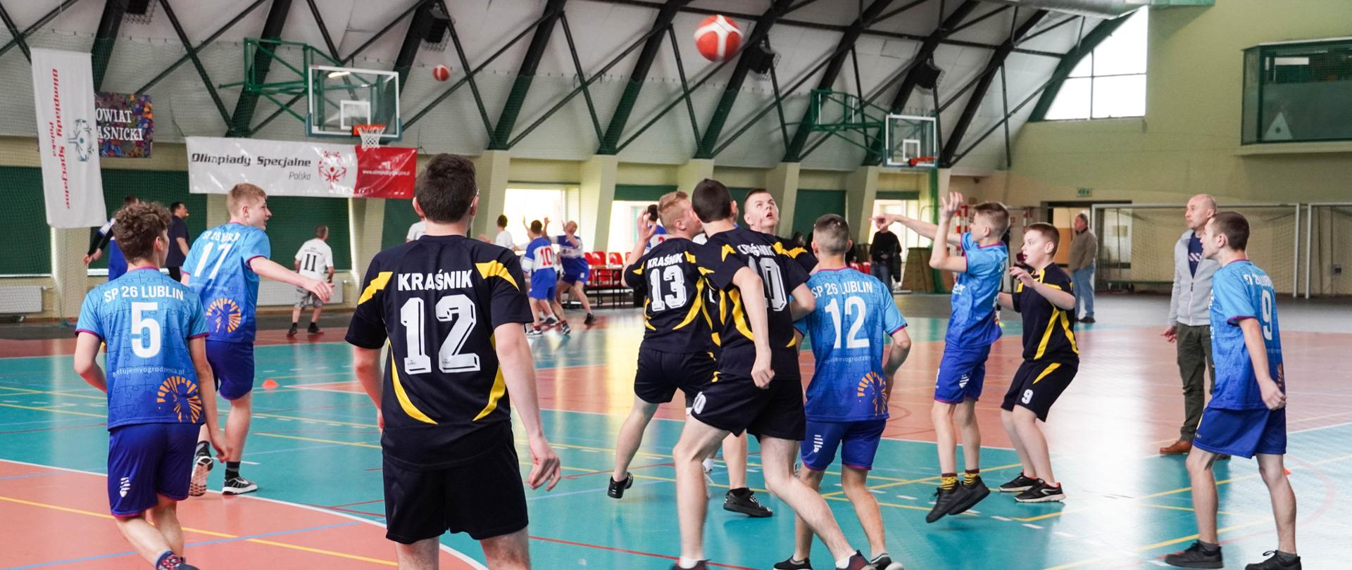 Zawodnicy dwóch drużyn podczas gry w koszykówkę