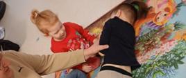 Dzieci uczą się zasad pierwszej pomocy na wypadek omdlenia