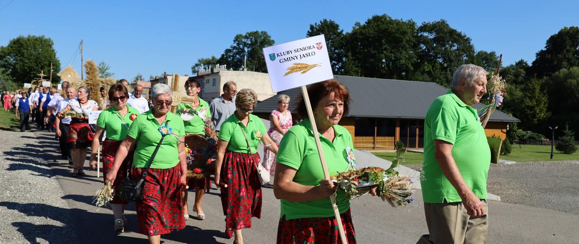 W korowodzie dożynkowym