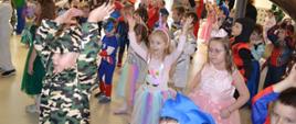 Dzieci w strojach w trakcie zabawy na balu
