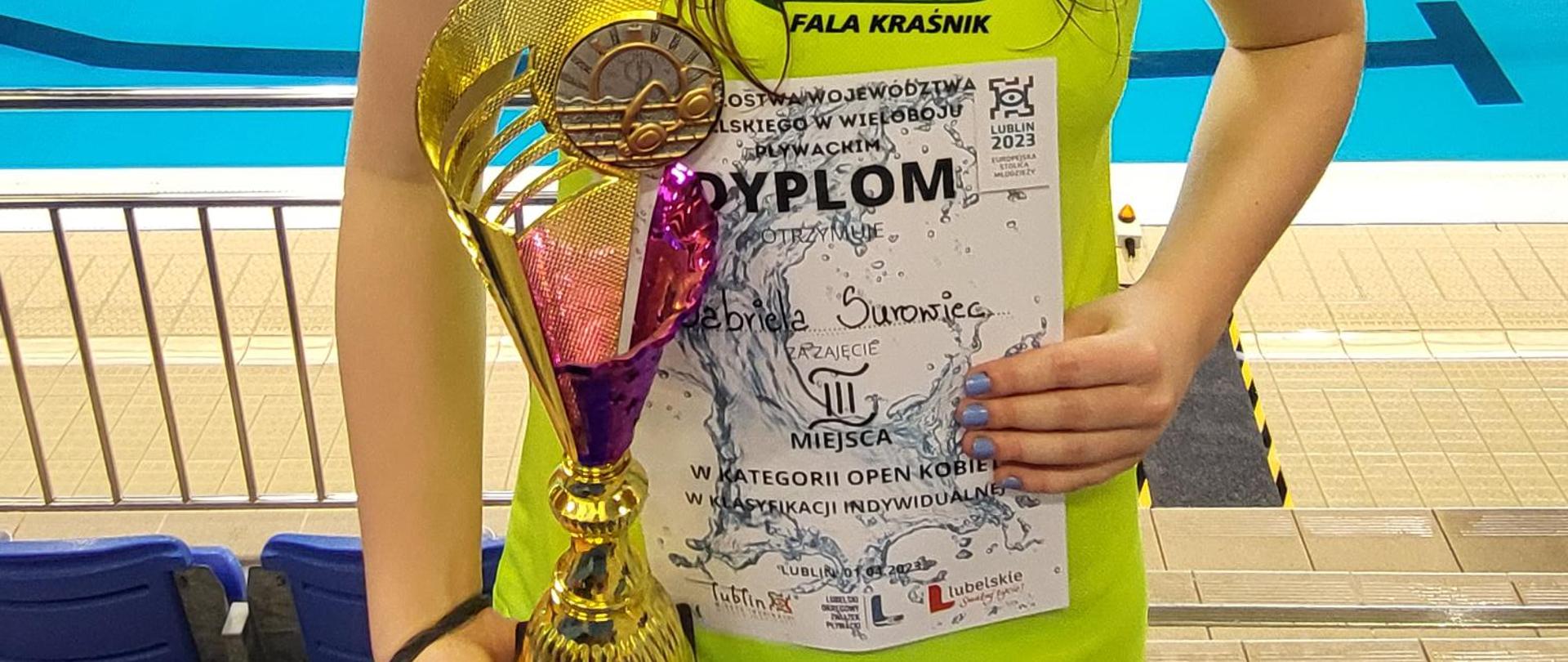 Gabriela Surowiec wraz z pucharem i dyplomem