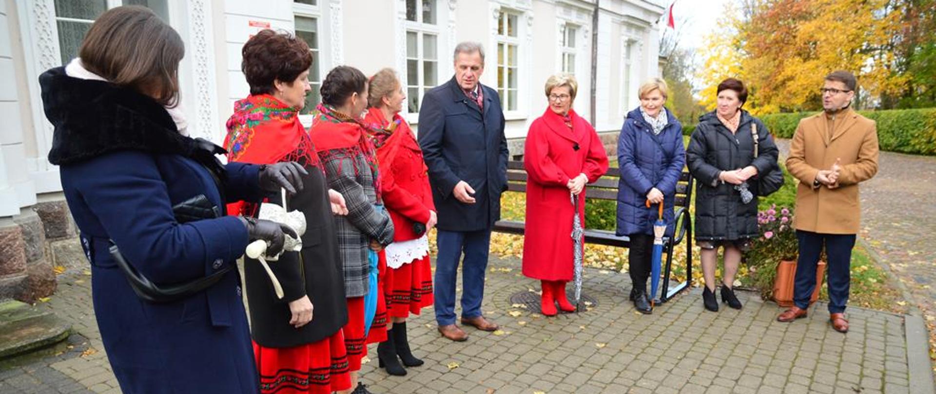 Starosta bielski Sławomir Jerzy Snarski z paniami z Koła Gospodyń Wiejskich "Róża" w Rudce