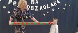 Pasowanie na przedszkolaka z udziałem dzieci i Pani Dyrektor.