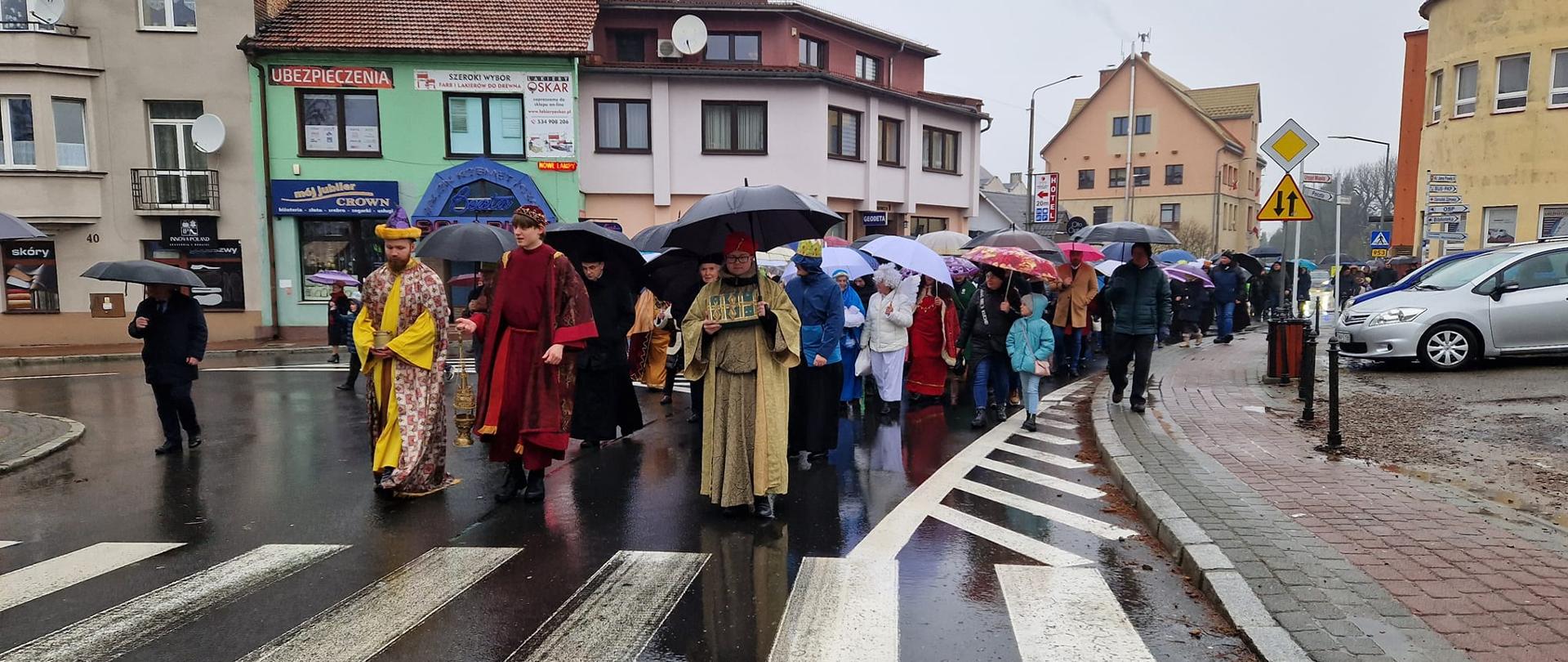 Tłum ludzi idących ulicami Kalwarii Zebrzydowskiej, na czele którego idą Trzej Królowie.