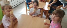 Relaks - dzieci siedzą przy stole, jedzą lody
