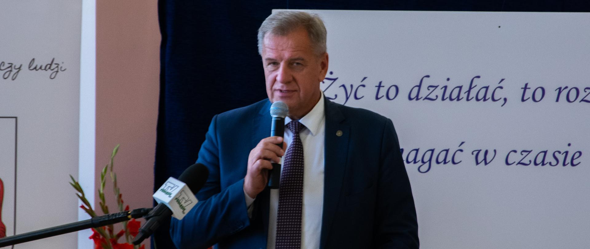 Uroczystość rozpoczęcia nowego roku szkolnego z udziałem starosty bielskiego