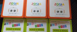 sprzęt zakupiony z programu „Małopolska Ścieżka Rozwoju Nauczycieli Wychowania Przedszkolnego”. Robot Zosia sześć sztuk w pudełkach poukładane jeden obok drugiego.