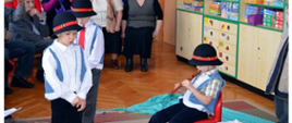 Dzieci w strojach scenicznych odgrywają scenki