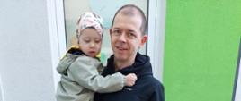 Tata z dzieckiem pozują do zdjęcia