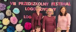 Nauczycielki, Dyrekcja i nagrodzone dzieci pozują do zdjęcia