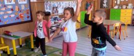 Zajęcia ruchowe - dzieci ćwiczą w sali przedszkolnej