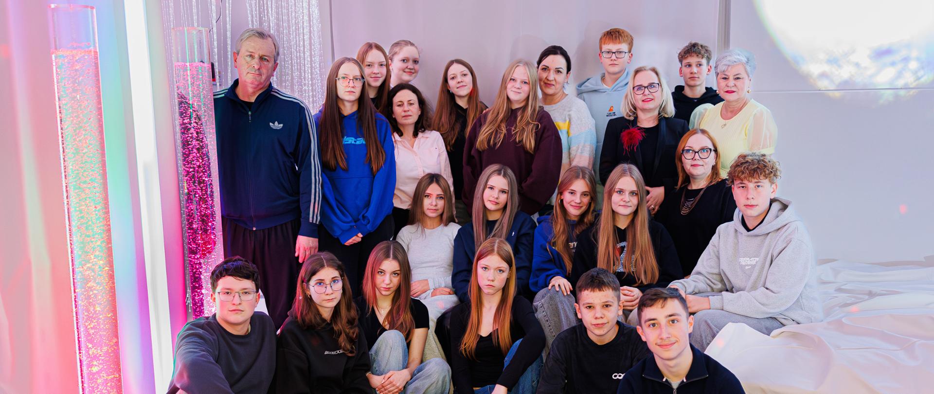 Pamiątkowe zdjęcie absolwentów z pracownikami i Dyrekcją