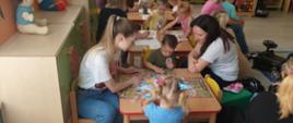 Zajęcia - dzieci i rodzice wspólnie biorą udział w warsztatach