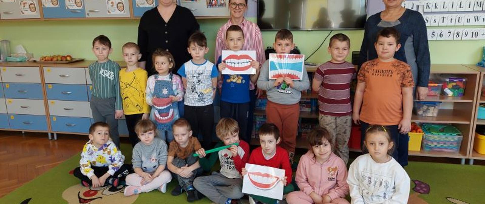 Dzieci pozują do wspólnego zdjęcia