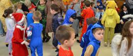 Dzieci w strojach w trakcie zabawy na balu