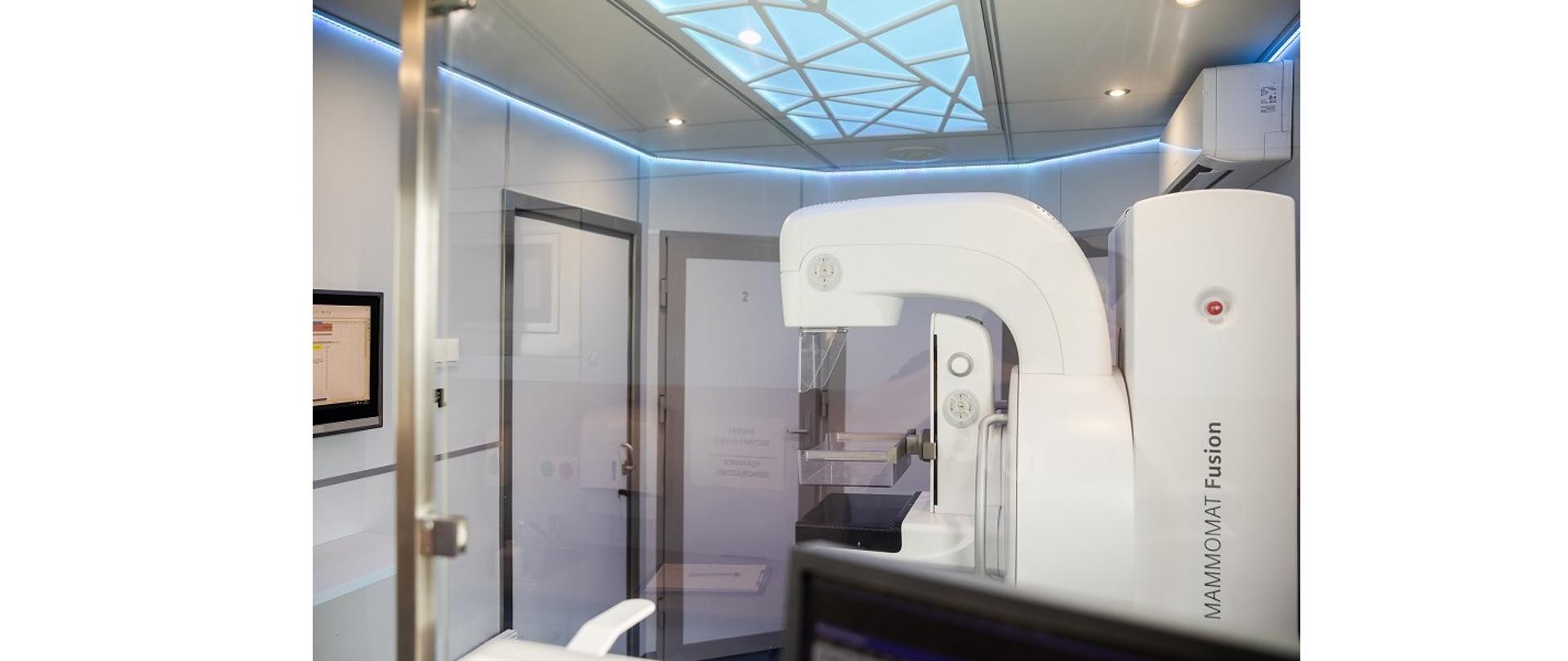 Wnętrze mammobusu. Widoczna aparatura do badań mammograficznych 