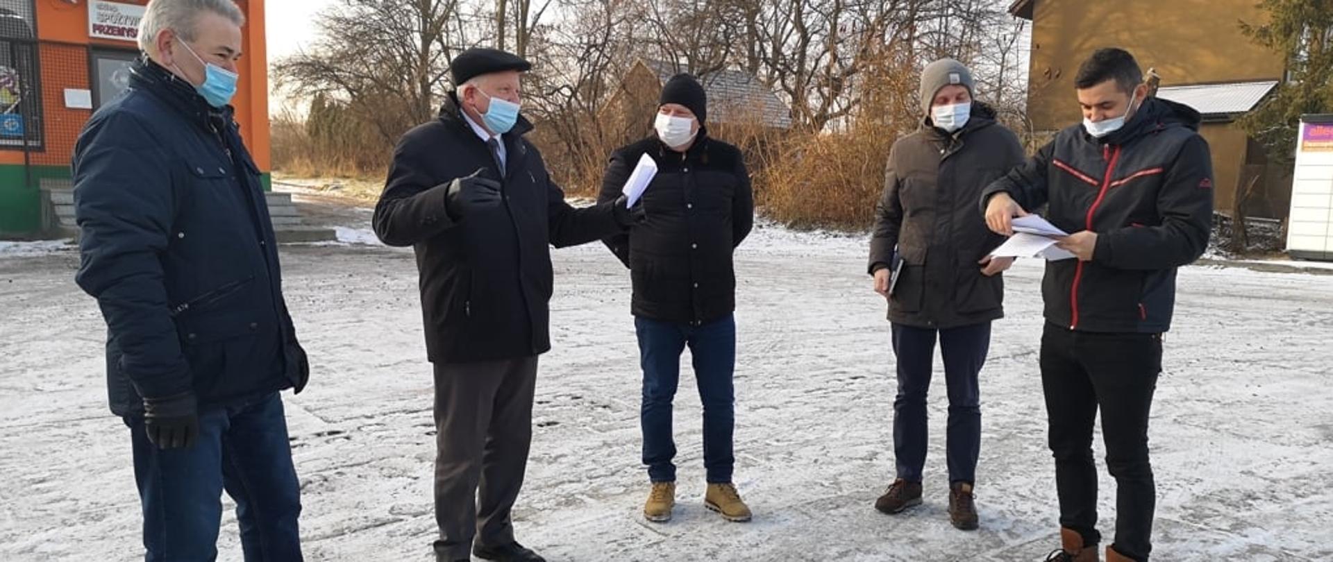 Zdjęcie ilustracyjne - Rekonesans zakończonych inwestycji drogowych. Na zdjęciu widoczna grupa osób, w środku Burmistrz Miasta Augustyn Ormanty. 