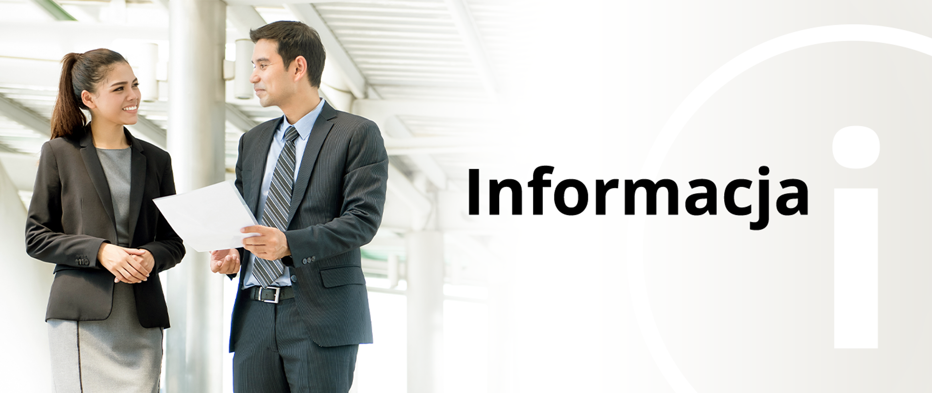 Zdjęcie przedstawia po lewej stronie kobietę i mężczyznę w strojach biurowych, rozmawiających ze sobą, po prawej stronie na beżowym tle zarys grafiki z literą i oraz napis Informacja.