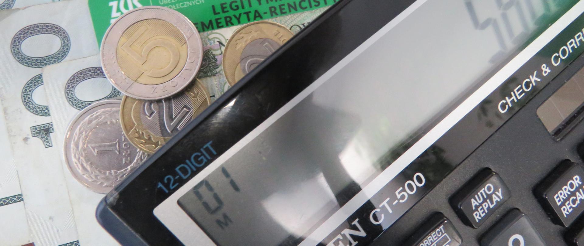 grafika przedstawia pieniądze i kalkulator