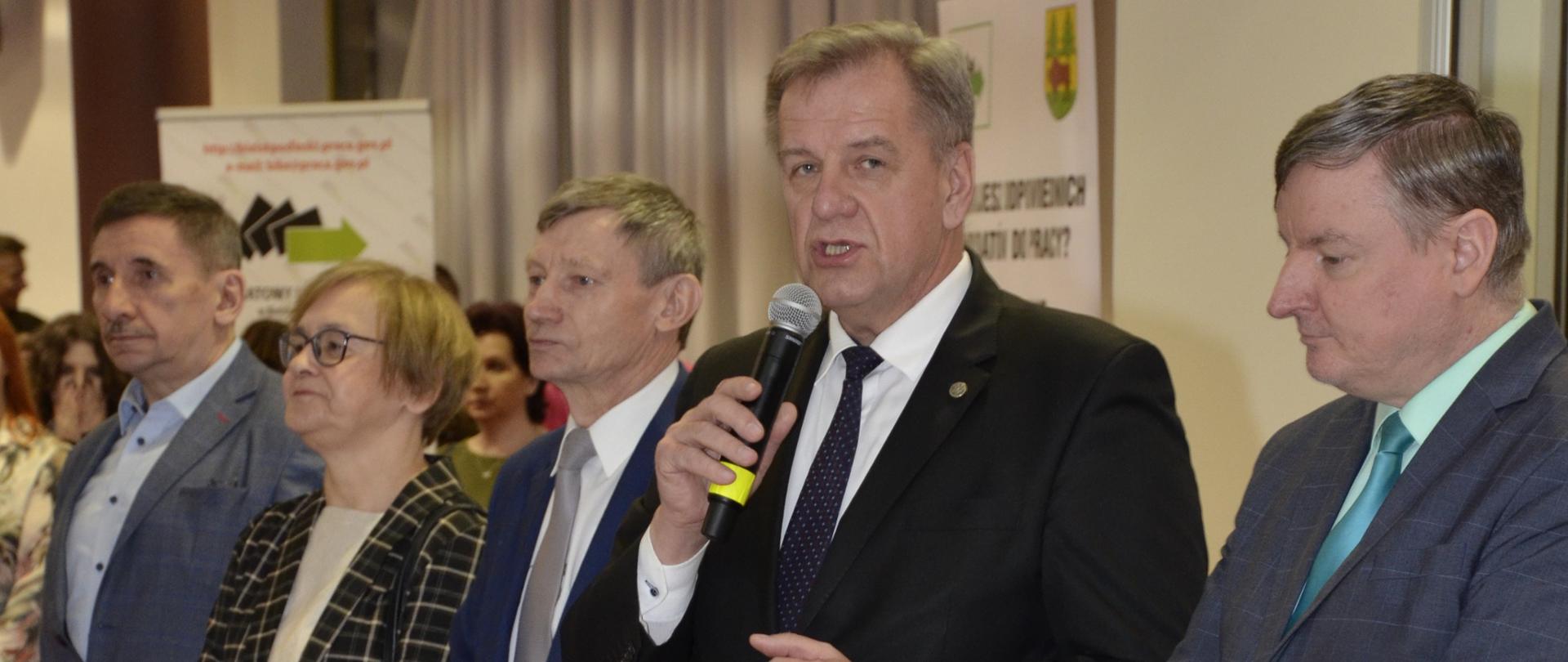 Starosta bielski Sławomir Jerzy Snarski otwiera targi edukacyjno-zawodowe