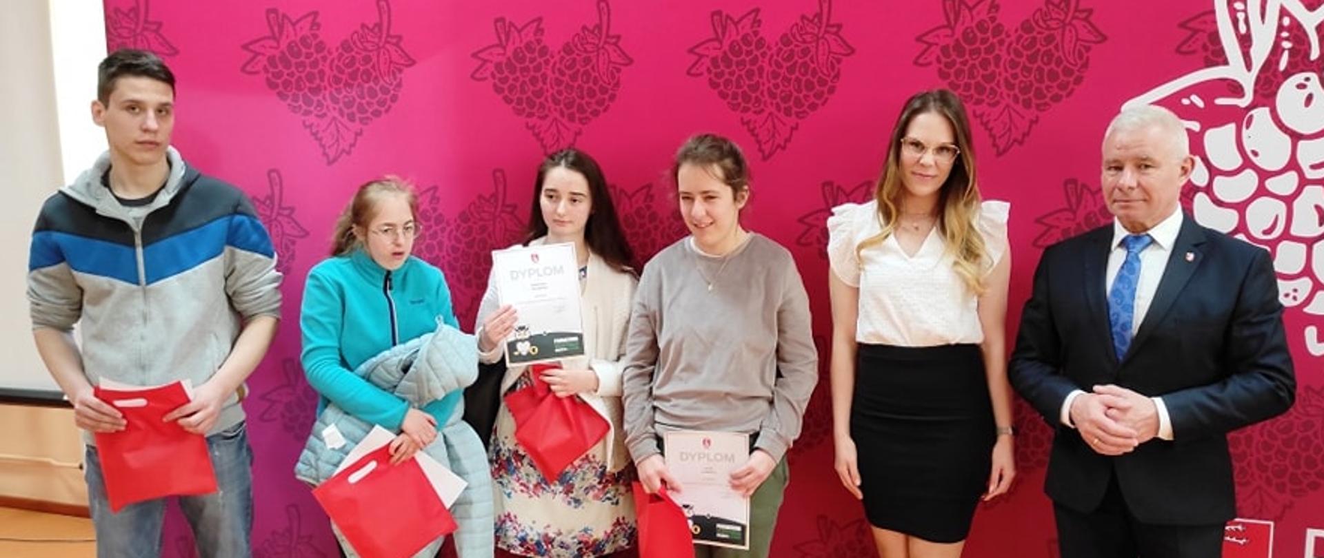 Na zdjęciu od lewej wyróżnieni uczniowie ze Specjalnego Ośrodka Szkolno-Wychowawczego w Olbięcinie, Pani Ewelina Brzozowska przedstawiciel Powiatowej Stacji Sanitarno – Epidemiologicznej w Kraśniku oraz Pan Andrzej Rolla Starosta Kraśnicki.