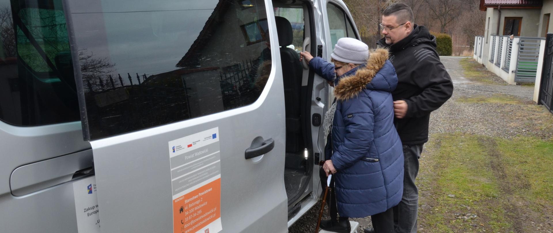 Ilustracja - Starostwo Powiatowe oferuje bezpłatny transport dla osób starszych i niepełnosprawnych na terenie Powiatu Wadowickiego. Fotografia przedstawia bus do przewozu starszych osób. 