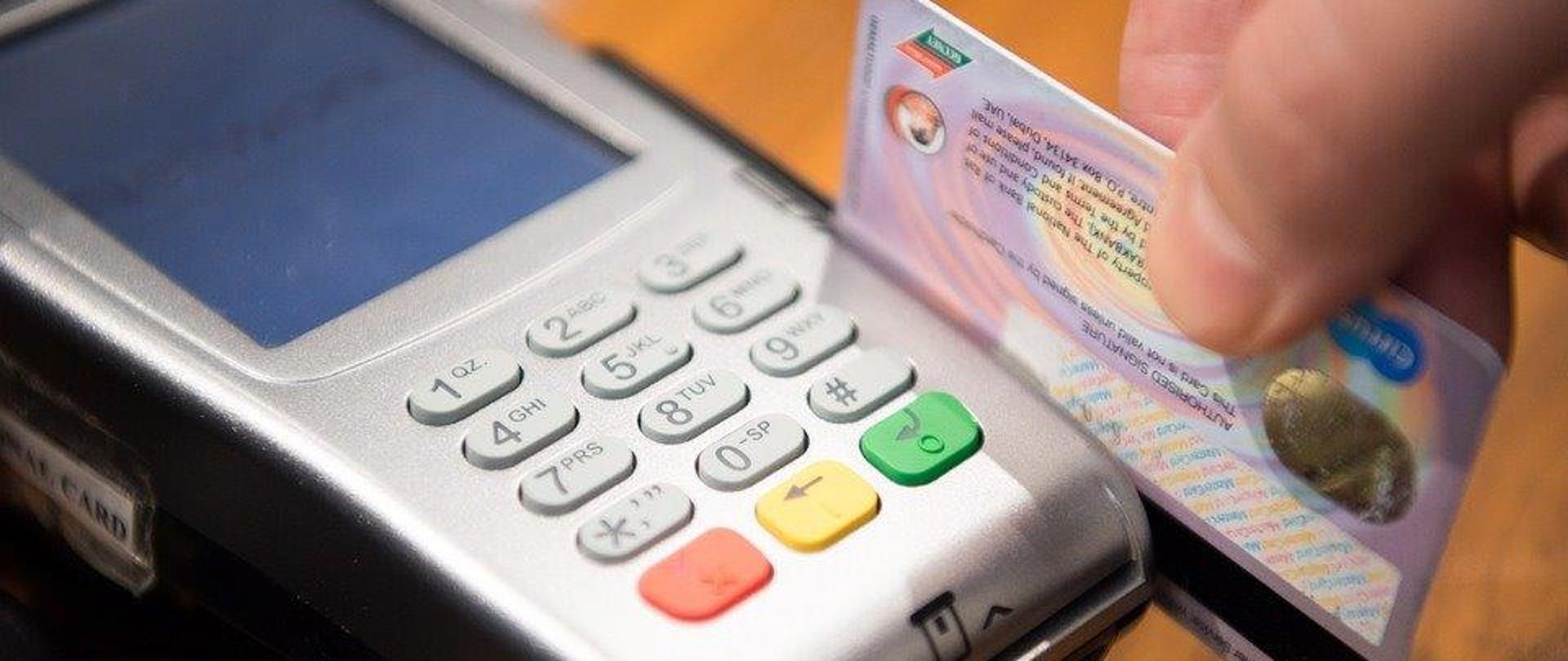 grafika przedstawia kartę kredytową 