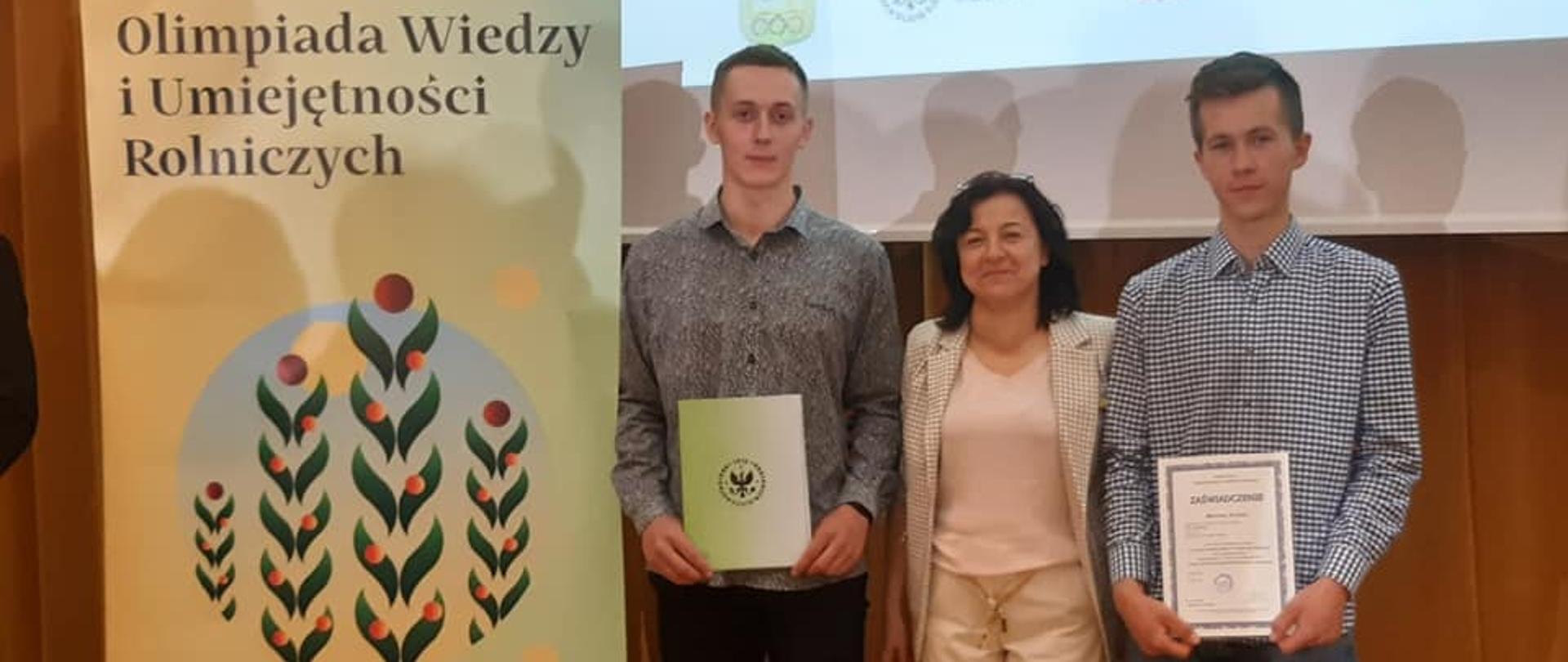 Jakub Litwiniuk i Mariusz Kraśko - laureaci 45. Olimpiady Wiedzy i Umiejętności Rolniczych z opiekunem p. Anną Kolada
